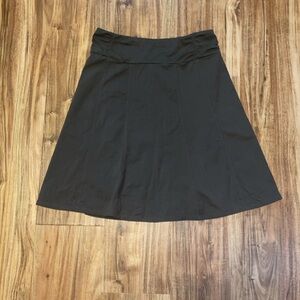 Athleta women’s skirt Small 4 6 pull on knee 
 stretch casual basic green grey